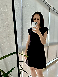 Siyah omuzları vatkalı elbise